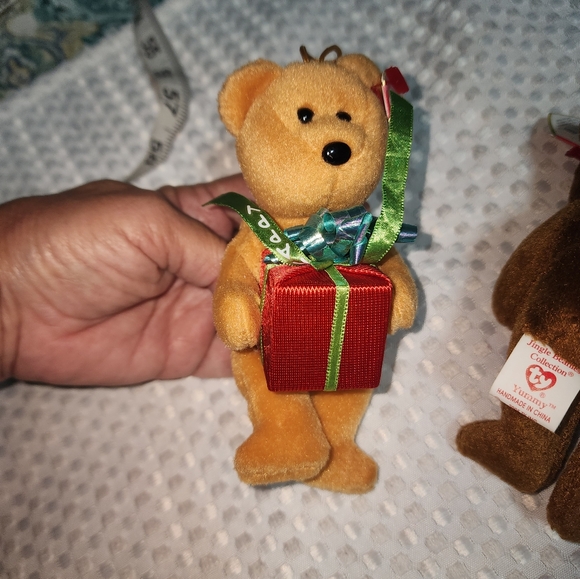 TY BEANIE BABIES EUC SET OF 2 CHRISTMAS ORNAMENTS YUMMY & GIFTS BEARS - Picture 5 of 8